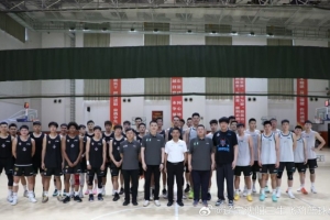 开元棋牌-辽宁男篮内部教学赛81-78战胜山东 双方在赛前合影留念